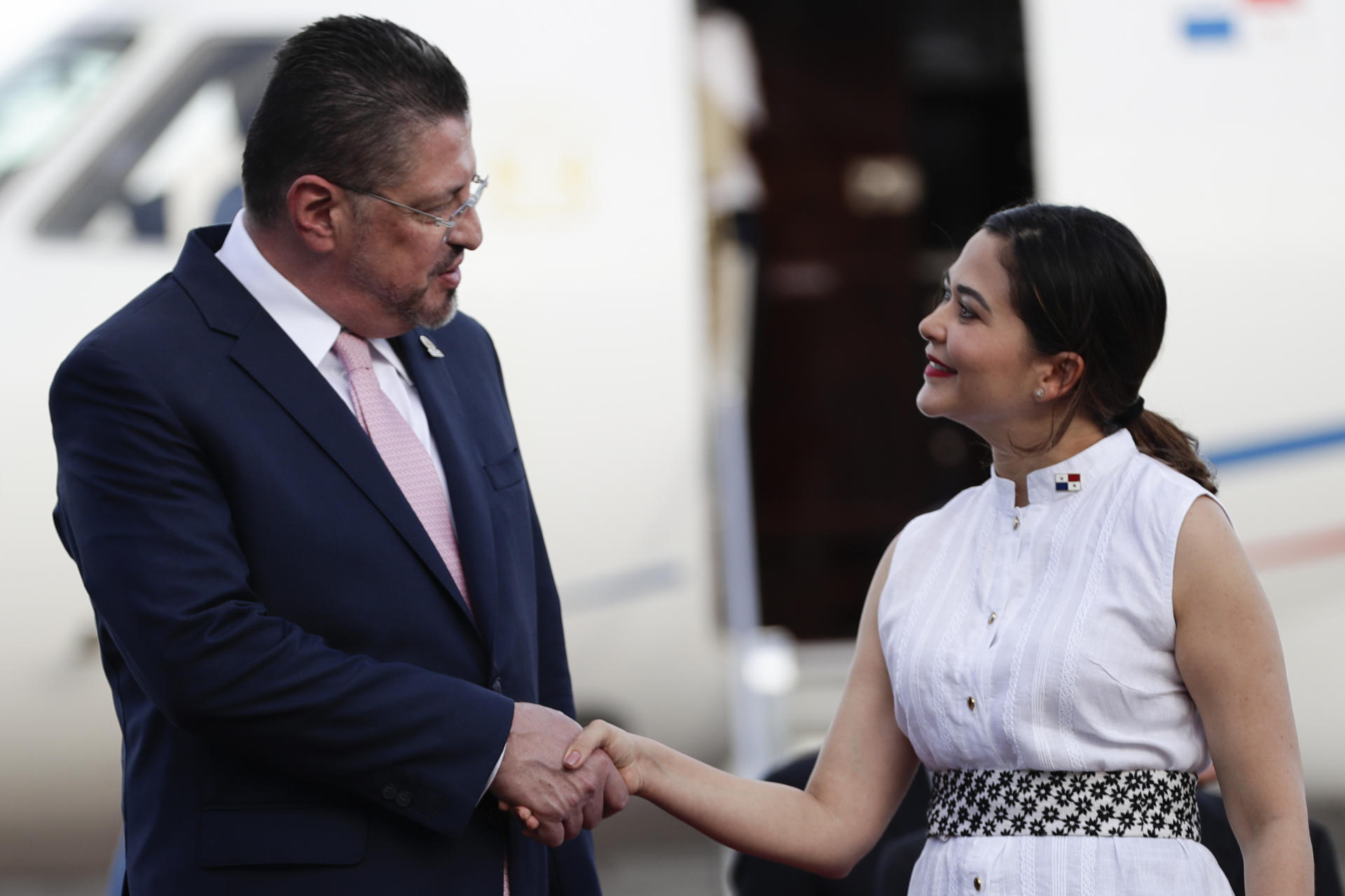 El presidente de Costa Rica llega a Panamá para analizar la crisis migratoria