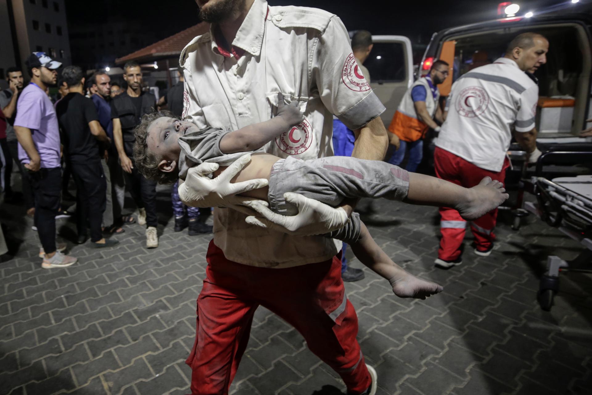 Israel corta totalmente el suministro de electricidad, alimentos y combustible a Gaza