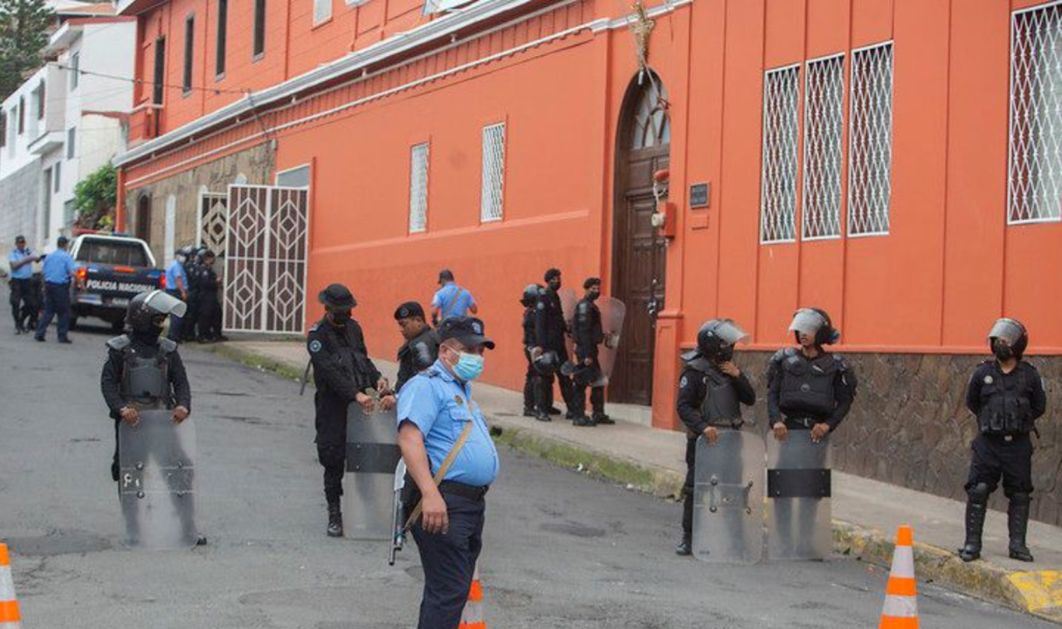 Terror en los templos católicos: policías vigilan 24 horas a colaboradores de sacerdotes secuestrados y los amenazan con cárcel