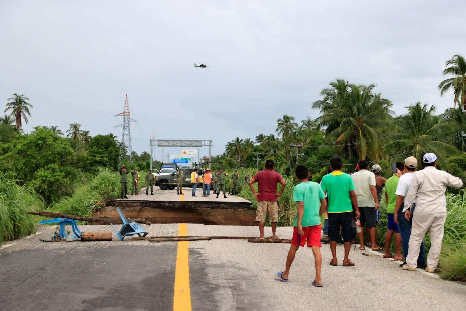 Un muerto, desbordamientos e inundaciones deja paso del huracán Lidia en México
