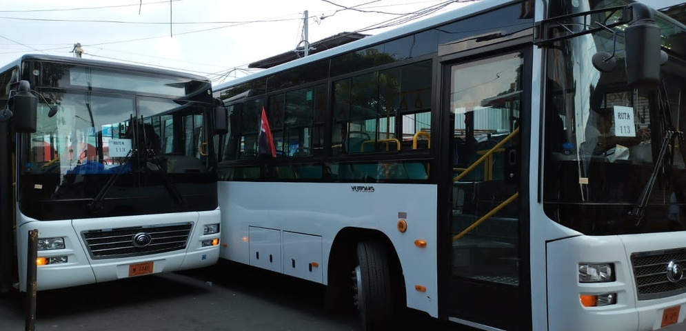 Choques en serie de buses chinos en el primer día circulando por Managua