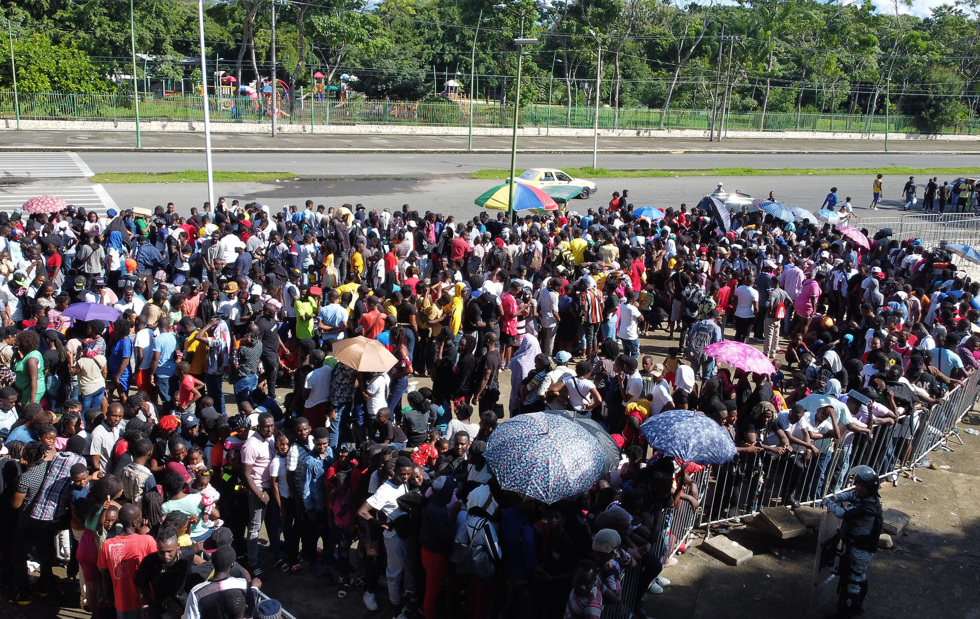 Caos en la frontera sur de México por la llegada de miles de migrantes desde Guatemala