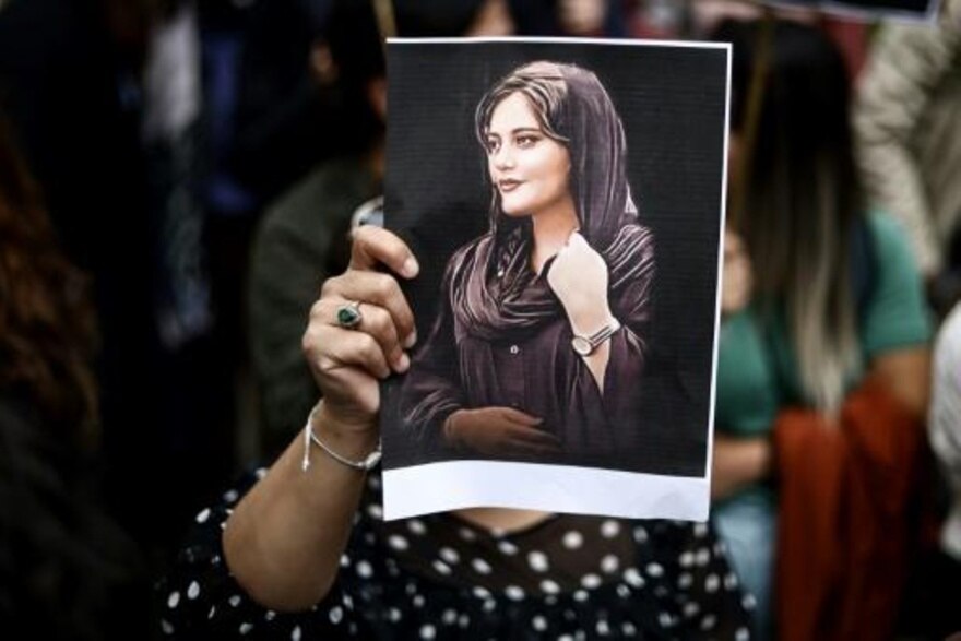 Mahsa Amini y el Movimiento de Mujeres de Irán ganan el Premio Sájarov 2023