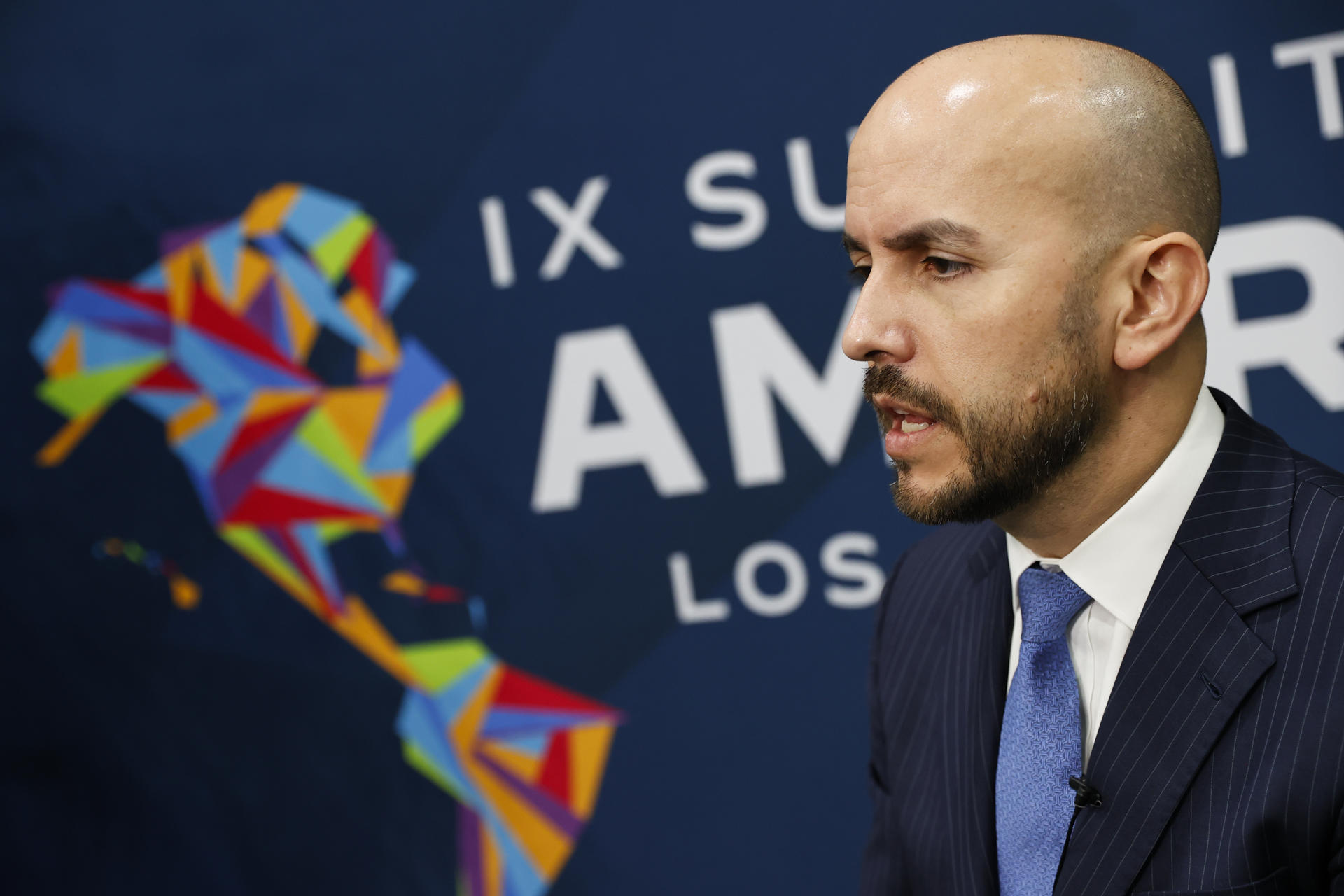 EE.UU. avisa a Maduro que reactivará las sanciones a Venezuela si no libera a los tres estadounidenses presos