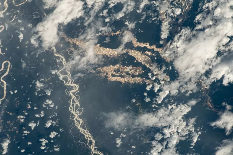 NASA: la historia detrás de la foto de los “ríos de oro” en Perú