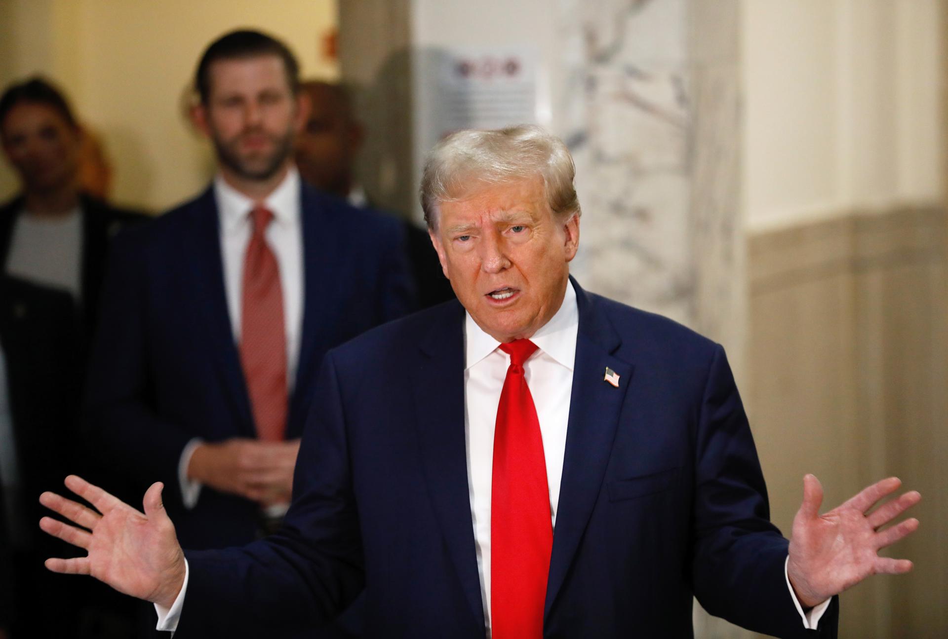Juez multa a Trump y lo amenaza con cárcel por un mensaje en internet