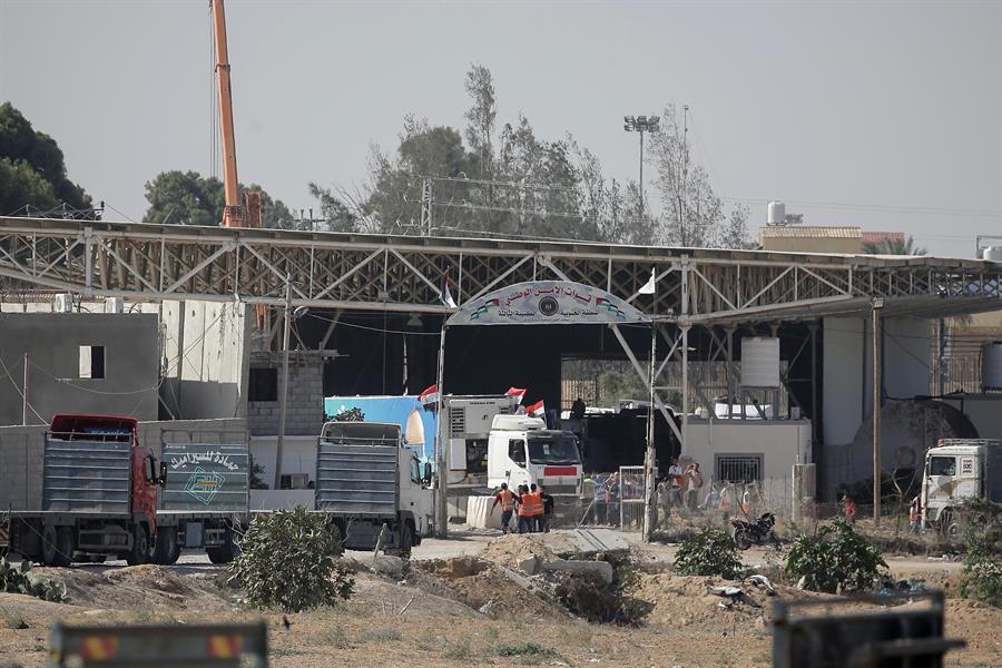 Aumentan los preparativos para la ofensiva terrestre en Gaza, adonde llega ayuda precaria