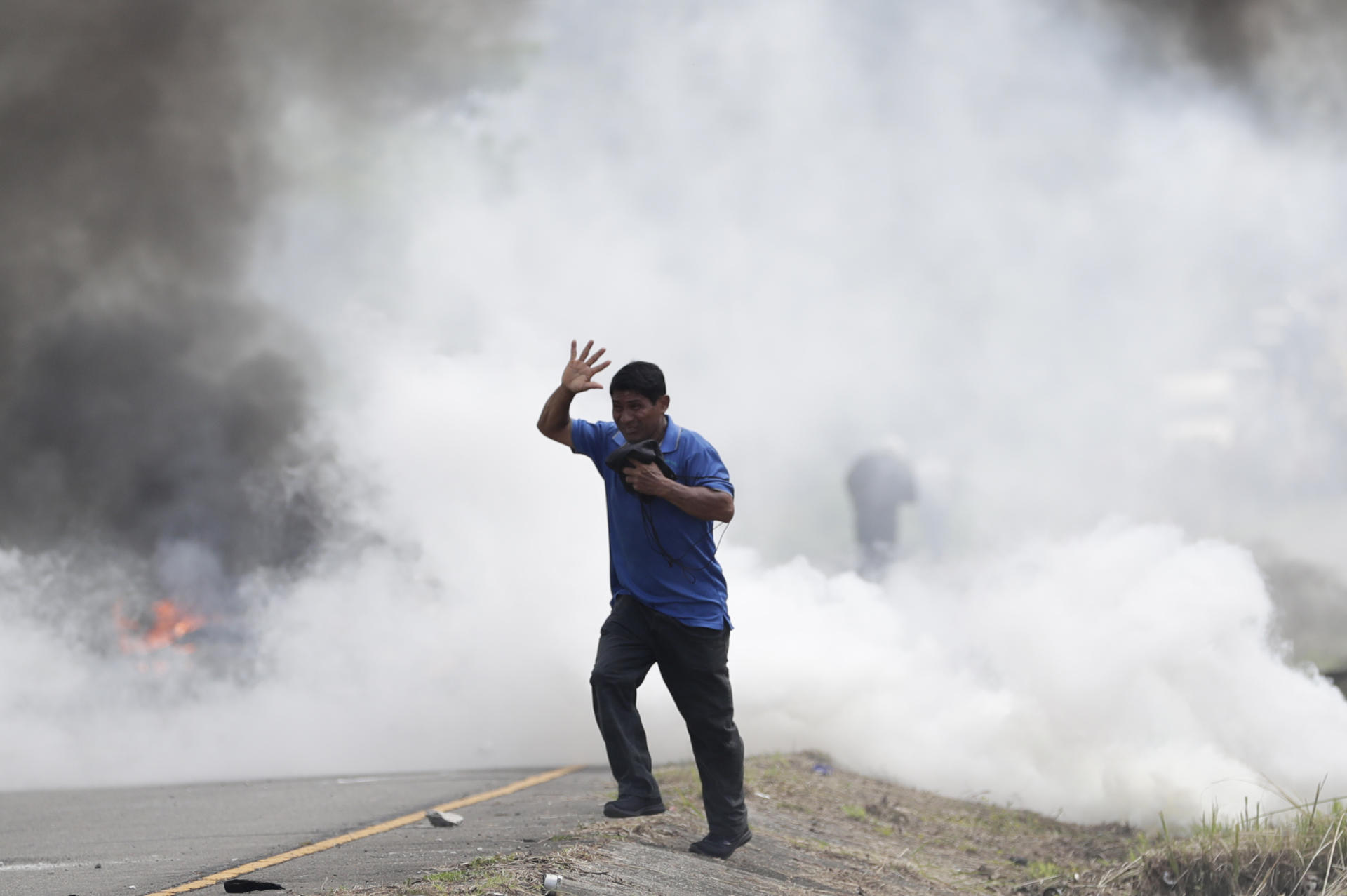 Choques entre manifestantes y policías en las protestas contra la minería en Panamá