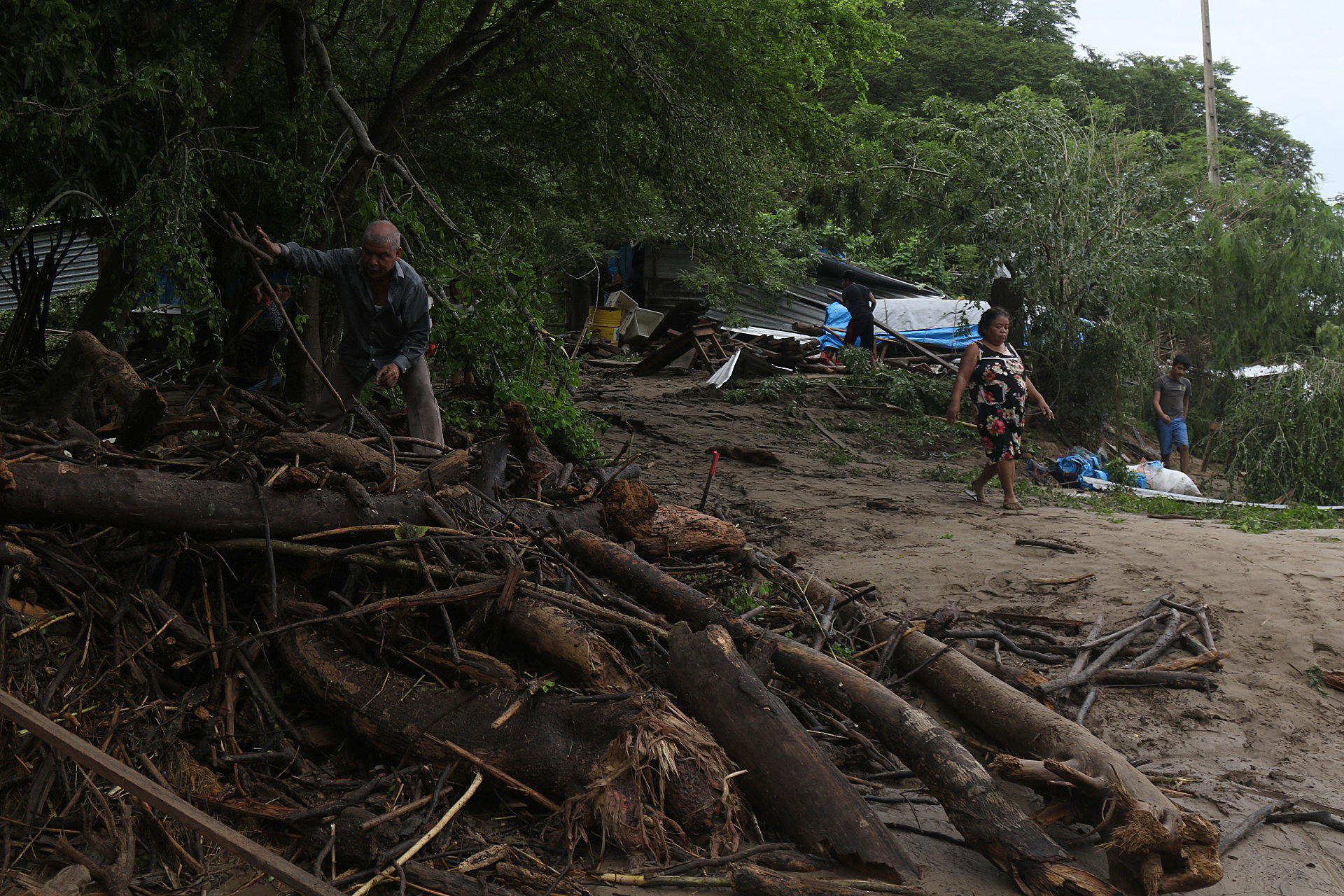 Al menos 27 muertos y 4 desaparecidos por el azote del huracán Otis en México