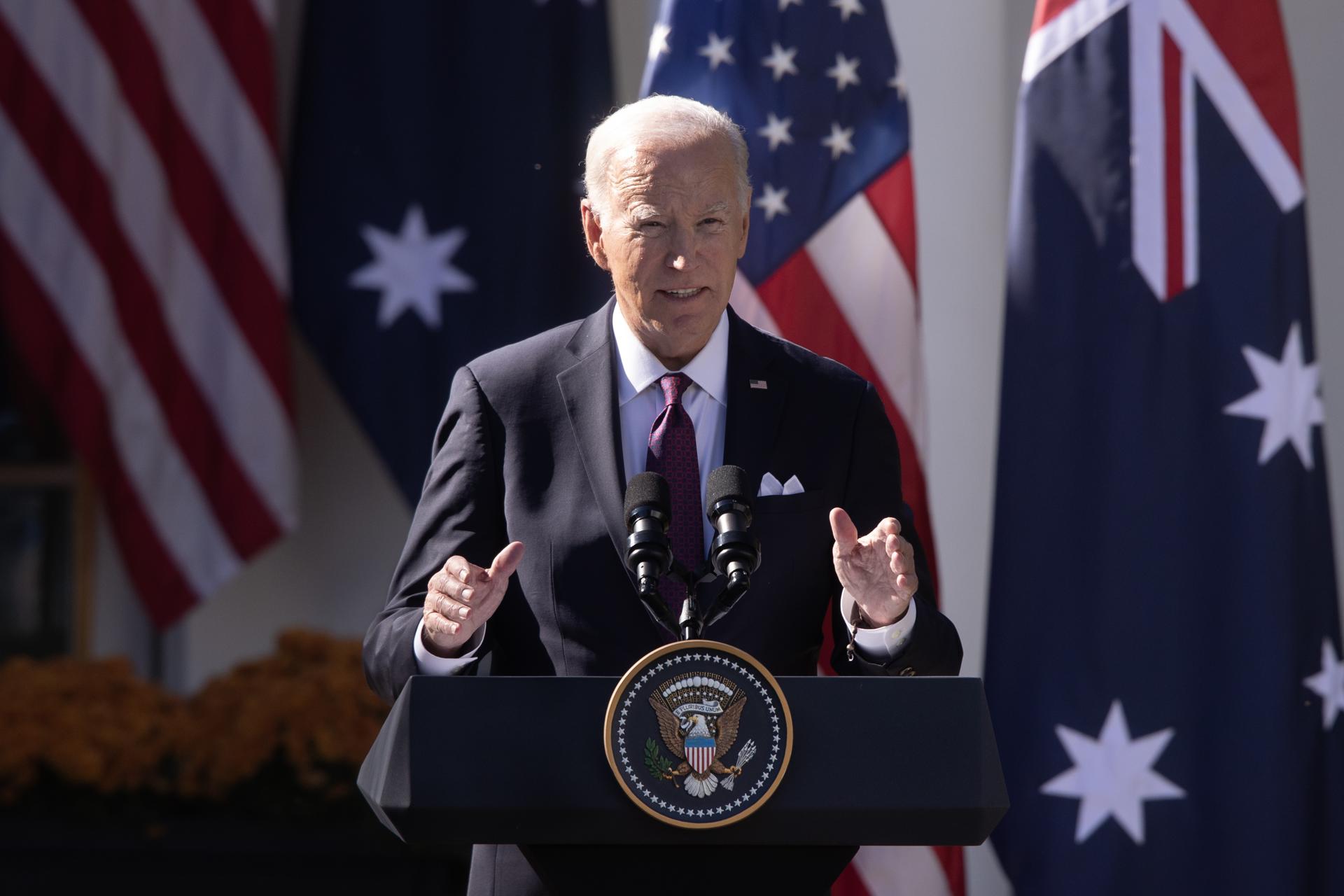 Biden pide a los republicanos apoyar la prohibición de armas de asalto tras el tiroteo de Maine