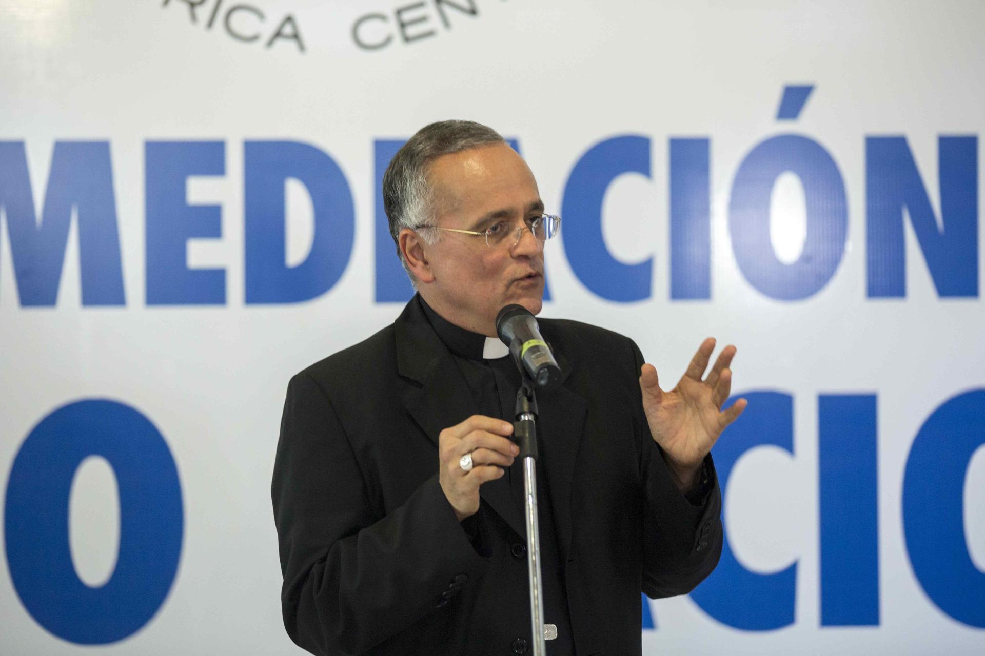 Silvio Báez: “Son mentirosos los tiranos que con cinismo se llenan la boca hablando de Dios mientras ocupan su lugar”