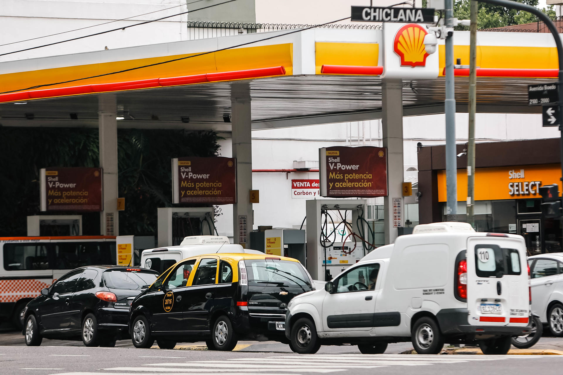 La falta de combustible en plena campaña electoral agita a Argentina
