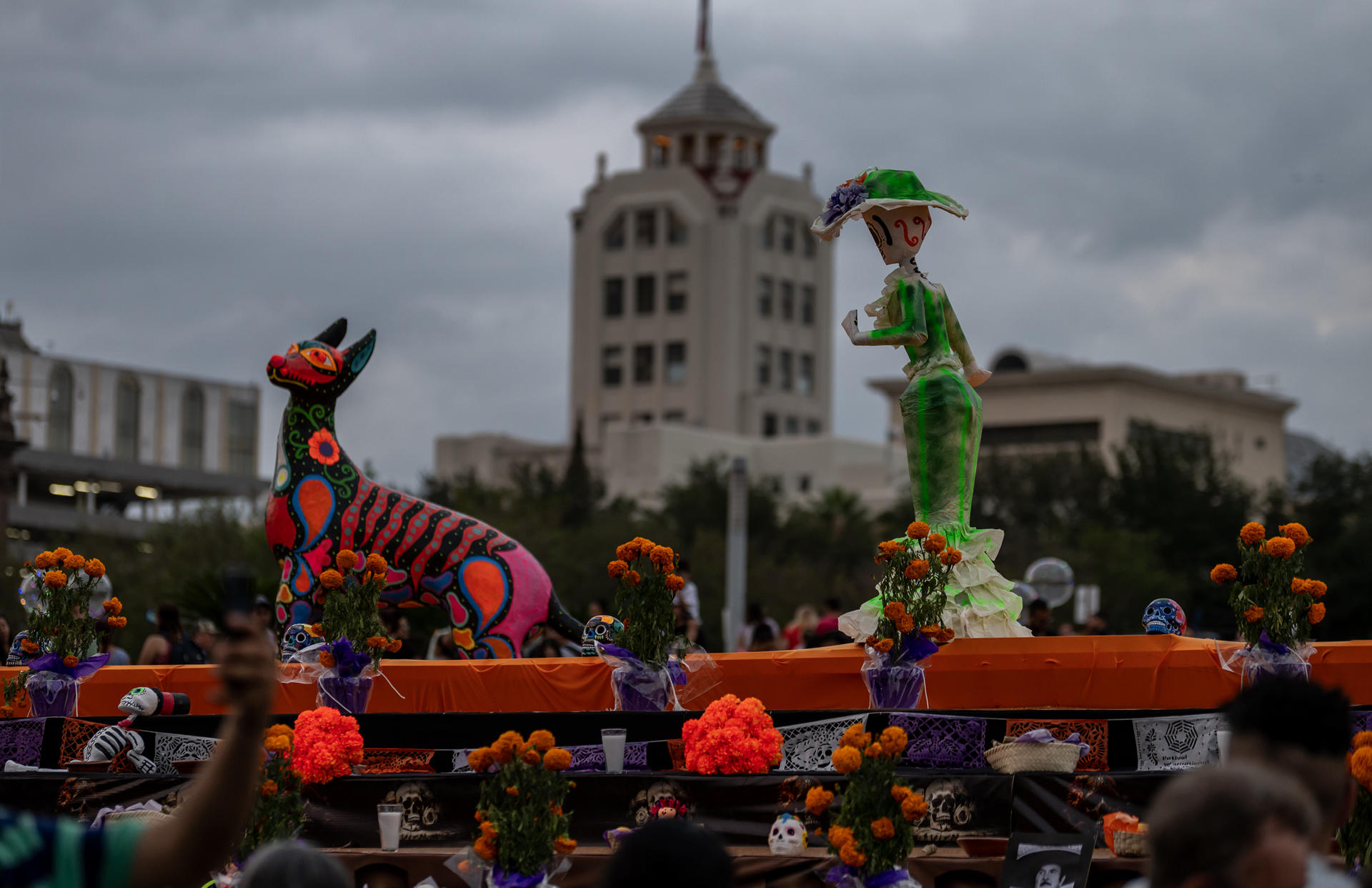 Altar de muertos de 1.212 metros cuadrados consigue récord Guinness en norte de México