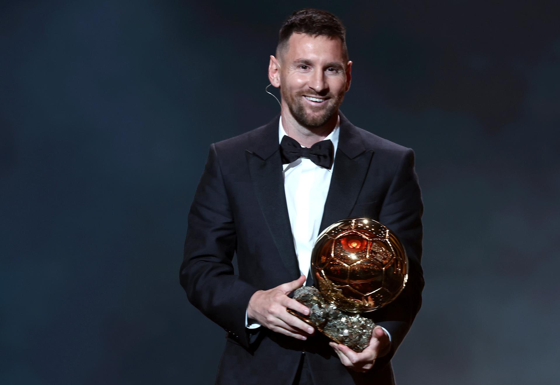 Messi dedica su Balón de Oro a Maradona el día de su cumpleaños