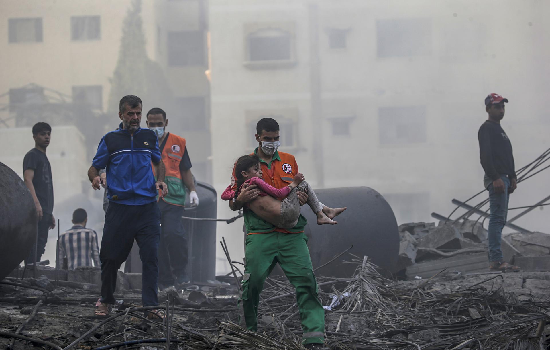 Los ataques israelíes hacen de Gaza un «cementerio infantil», con 420 niños asesinados al día