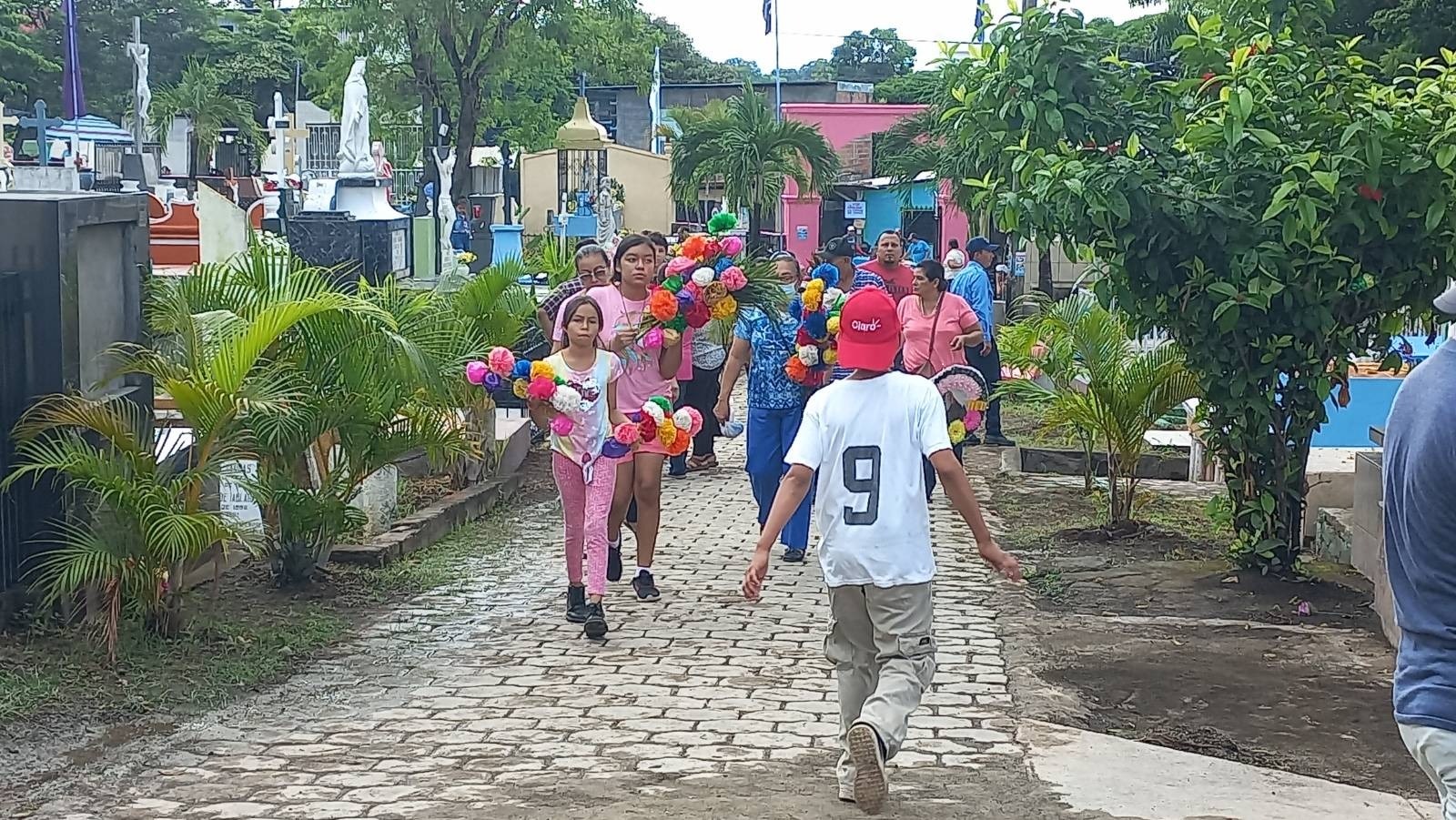 La Policía “visita” parroquia por parroquia para amenazar a los sacerdotes: “Ninguno tiene permiso para celebrar misa en los cementerios”