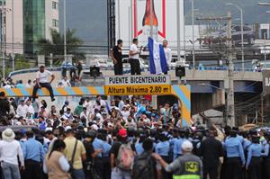 Opositores marchan en Honduras contra el Gobierno y oficialistas salen a defenderlo