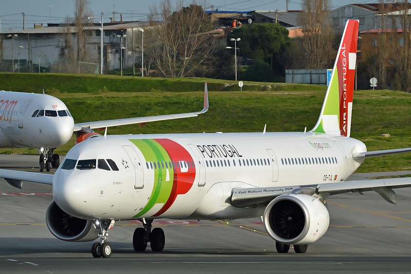 Maduro suspende operaciones de aerolínea que transportó a Guaidó