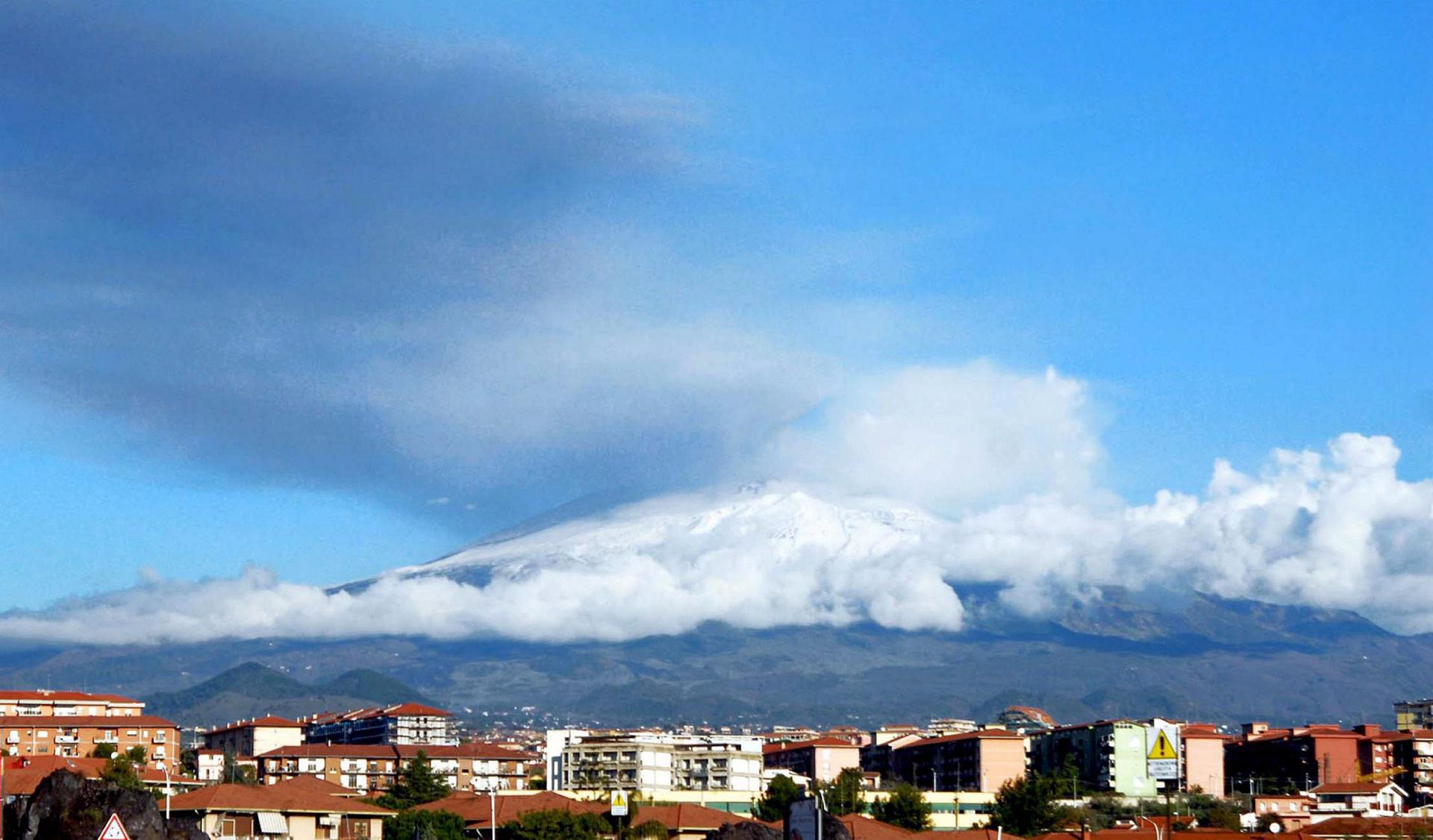 Italia: Elevan la alerta del volcán Etna al nivel «amarillo» por actividad eruptiva media