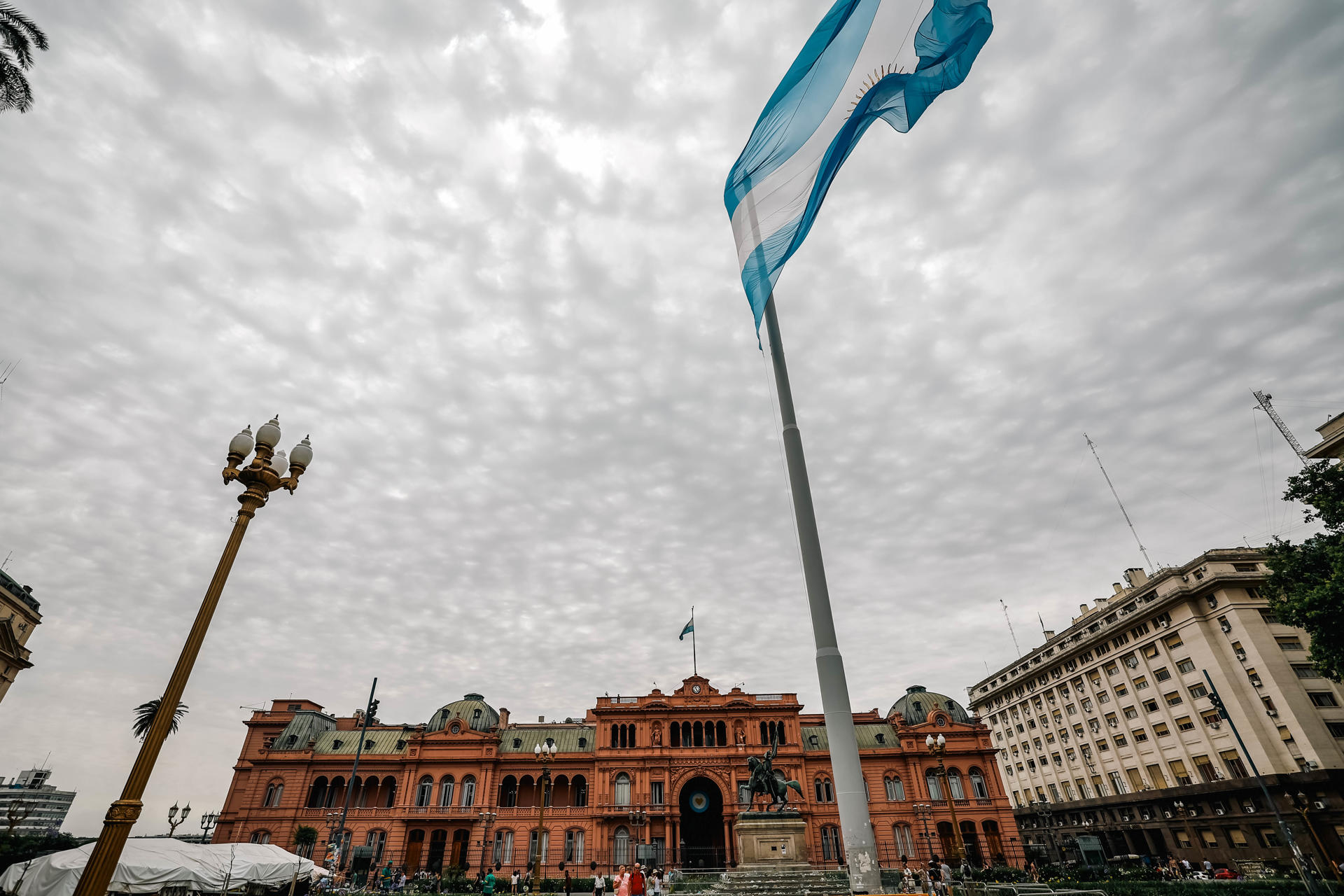 Las acciones se disparan en Argentina y el dólar sube en el «día D» del triunfo de Milei