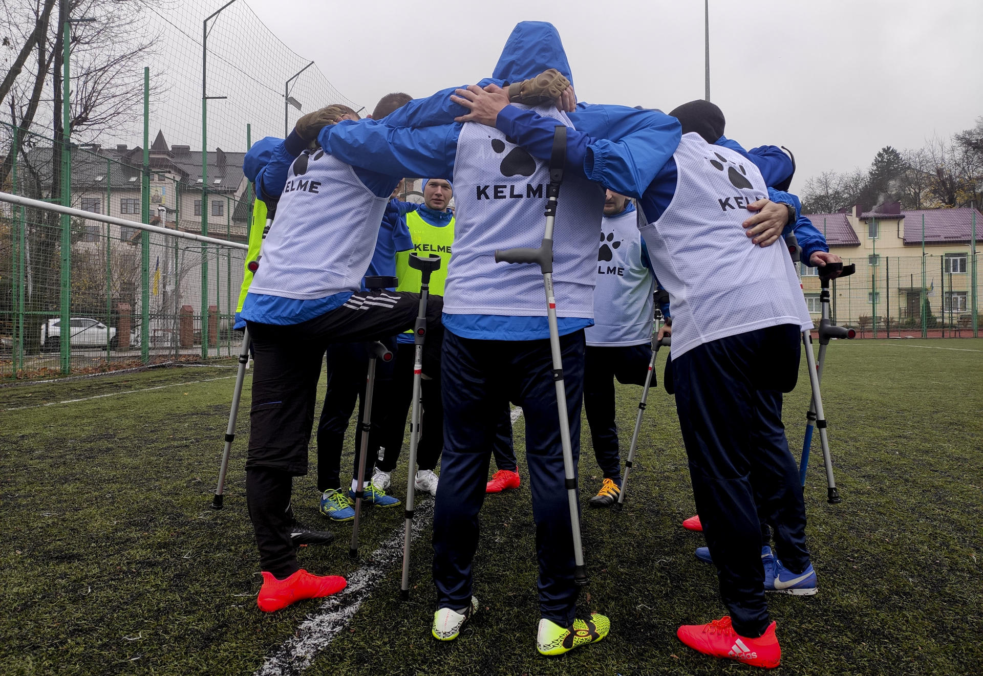Soldados ucranianos amputados juegan al fútbol para superar el trauma de la guerra