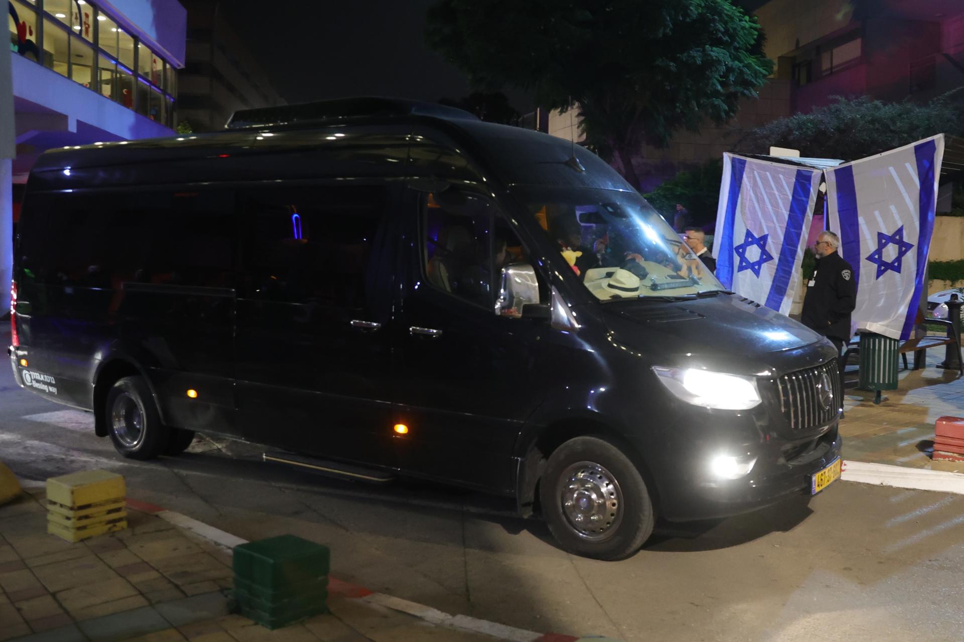 Tras horas de retraso, Israel y Hamás realizan un segundo canje de rehenes por presos