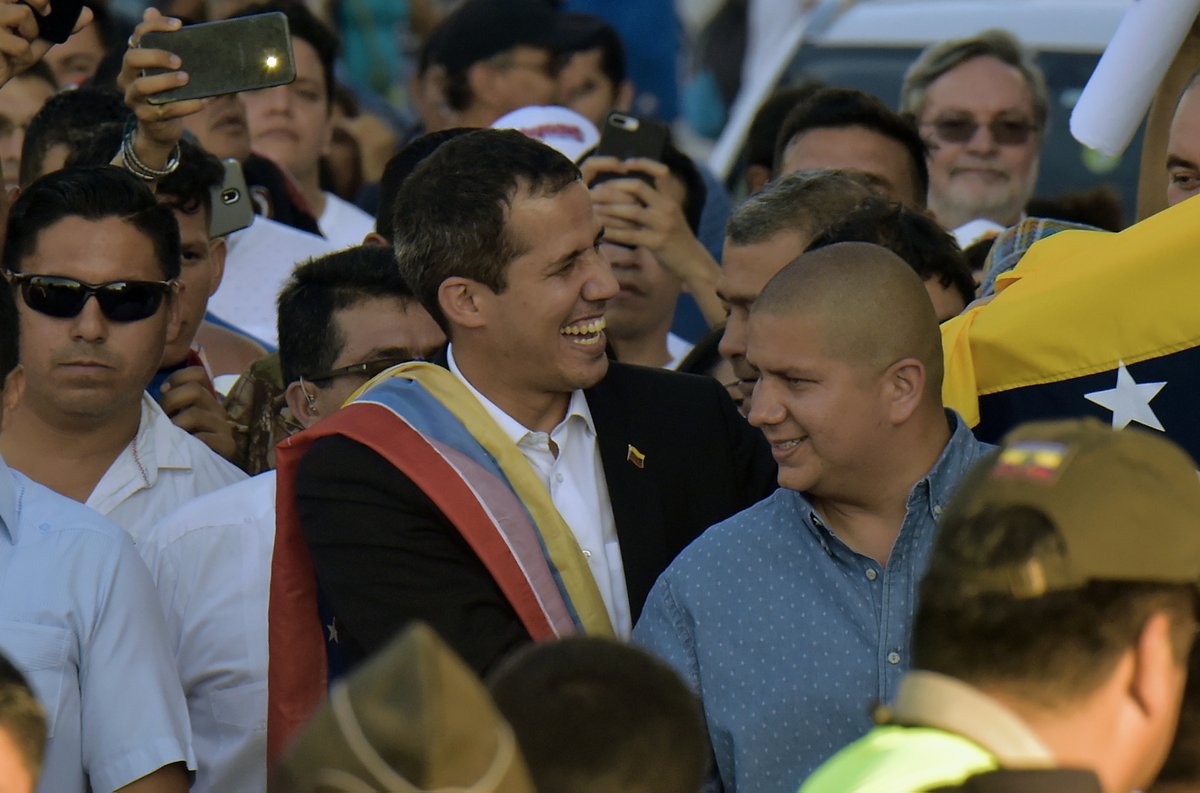 Guaidó desafía a Maduro y entra a Venezuela sin complicaciones