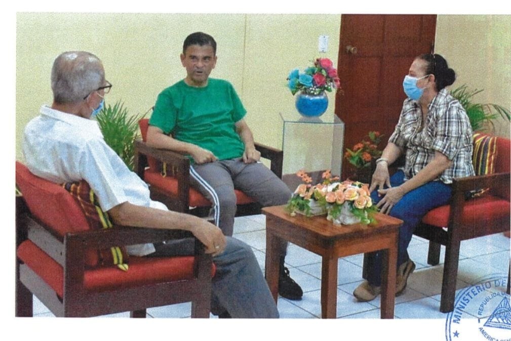 El régimen Ortega-Murillo exhibe delgado y demacrado a monseñor Rolando Álvarez