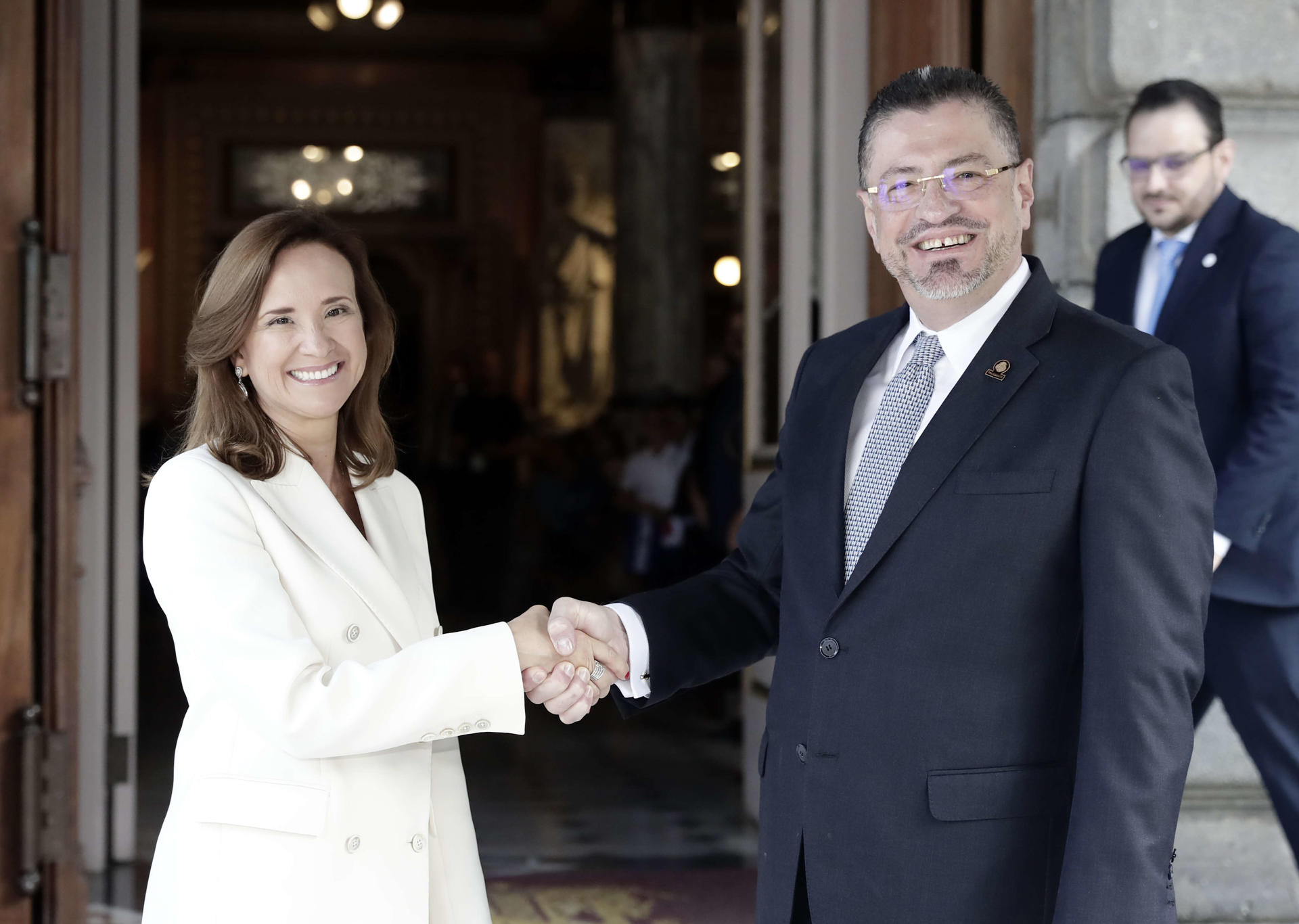 La costarricense Gisela Sánchez asume la presidencia del BCIE con promesa de transparencia