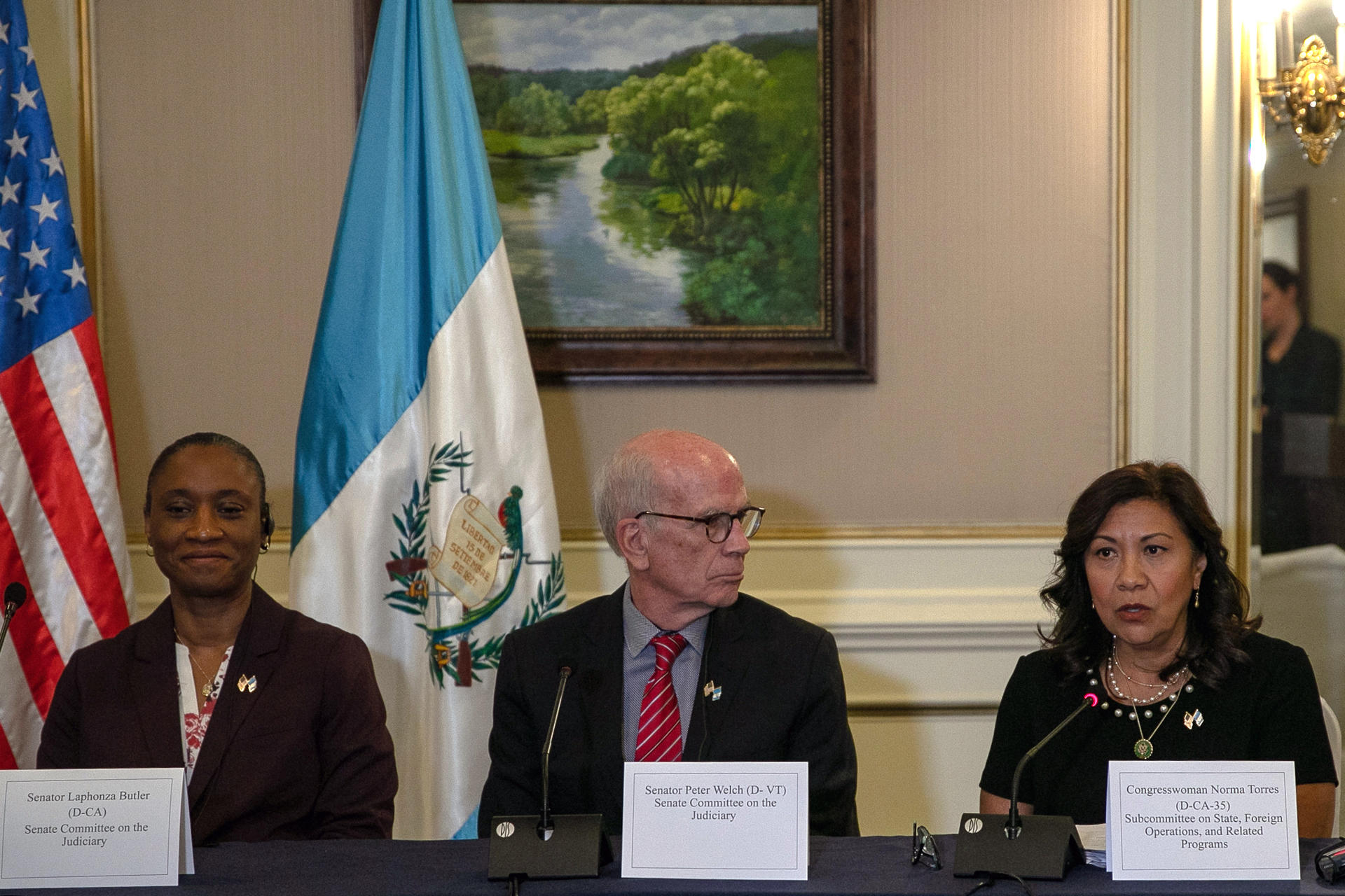 Congresista estadounidense le dice a Giammattei que aún «hay tiempo» para «retroceder»