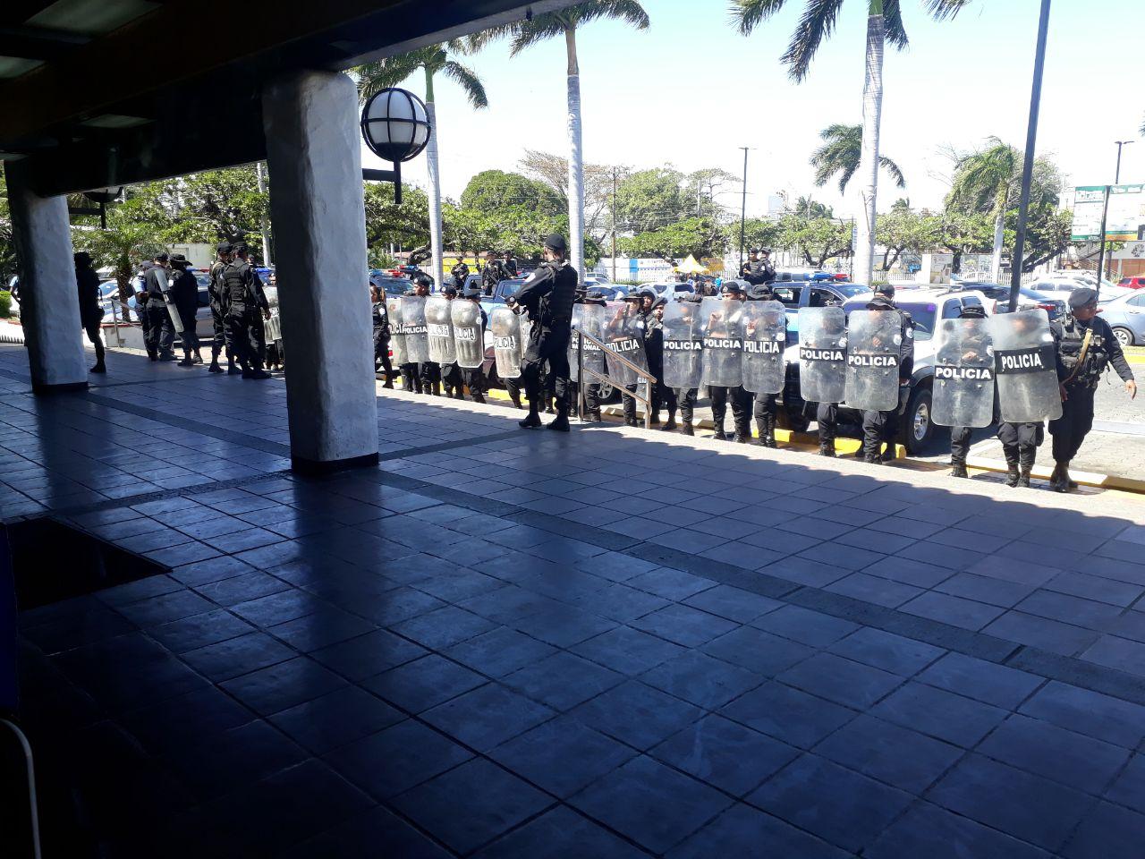 Policía Orteguista reprime a manifestantes en Plaza España, Managua
