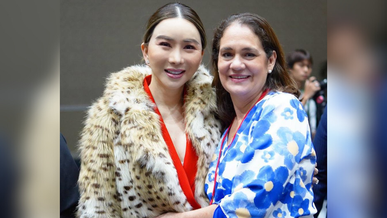 Anne Jakkaphong, dueña de Miss Universo, a Karen Celebertti: «Serás recordada por lograr que una chica de origen humilde conquistara el Universo»