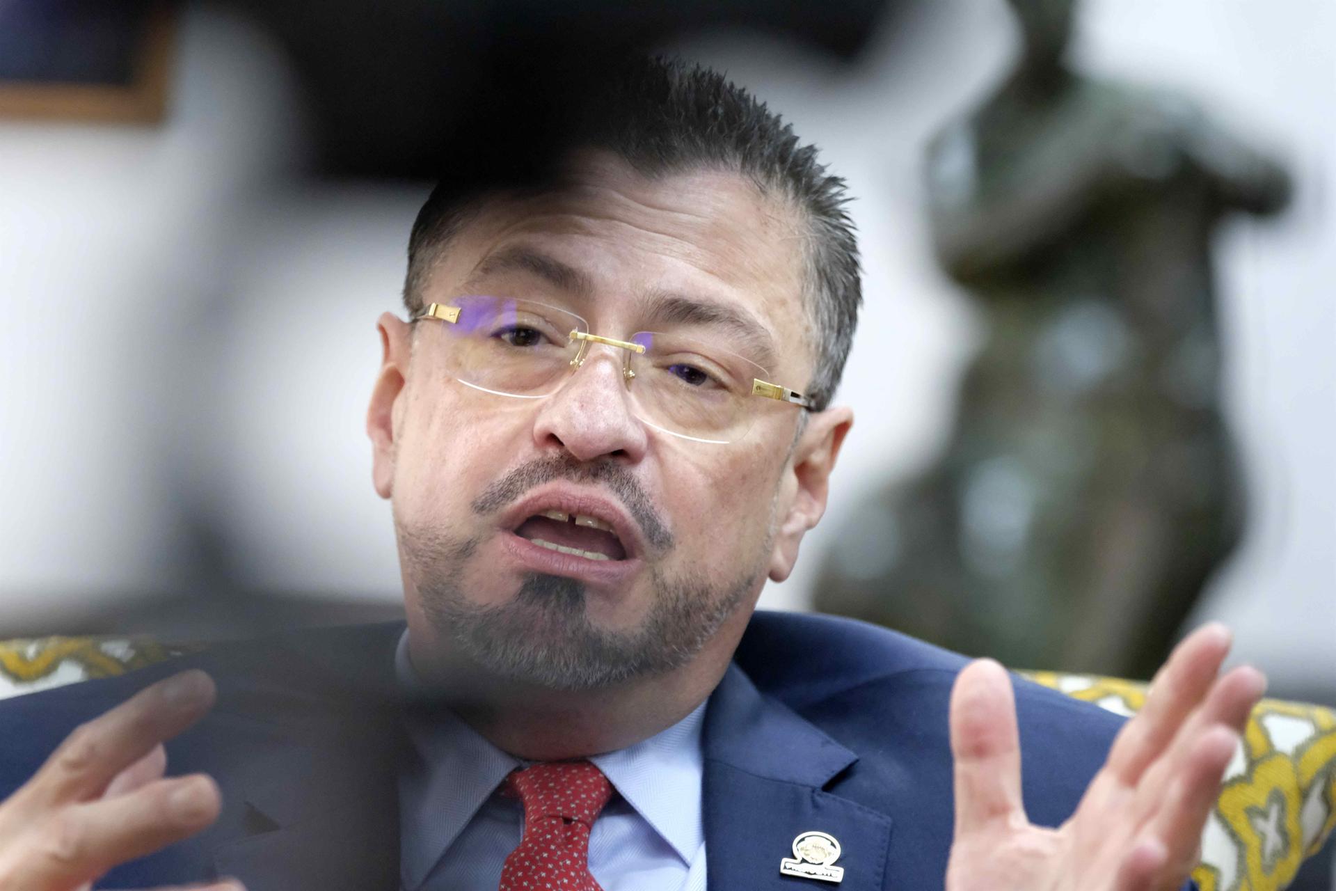 Rodrigo Chaves revela que «de vez en cuando» llama por teléfono a Daniel  Ortega, pese a las diferencias públicas