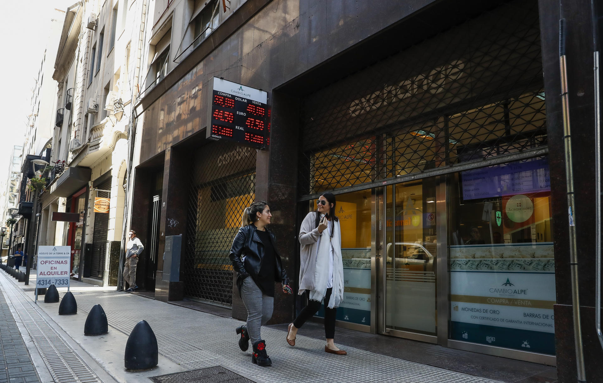 Argentina devalúa un 50 % su moneda y anuncia un paquete de «urgencia»