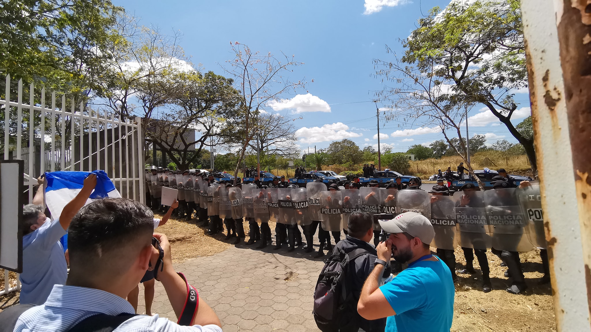 Antimotines rodean a madres de asesinados por la dictadura en la Catedral de Managua