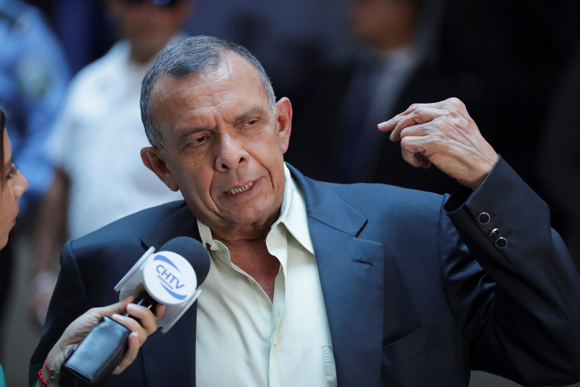 Prohíben salir del país por fraude a seis hondureños, entre ellos al expresidente Lobo