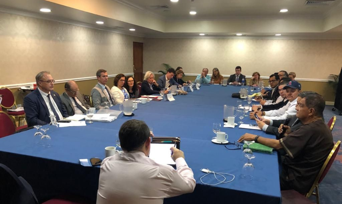 Eurodiputados se reúnen con opositores nicaragüenses en El Salvador