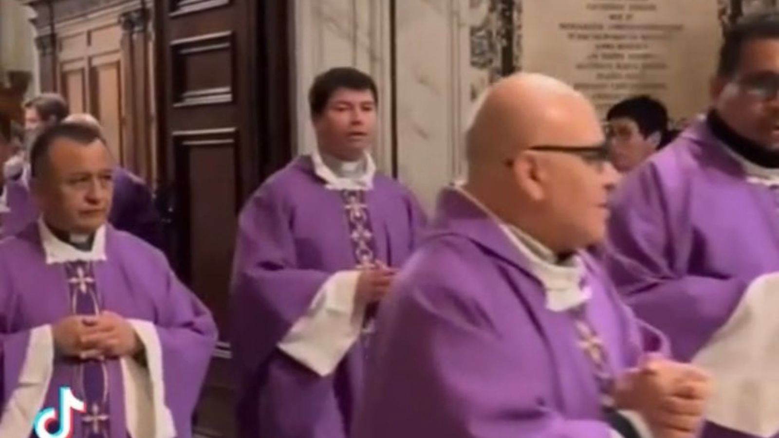 Los 12 sacerdotes desterrados al Vaticano celebran su primera eucaristía en libertad
