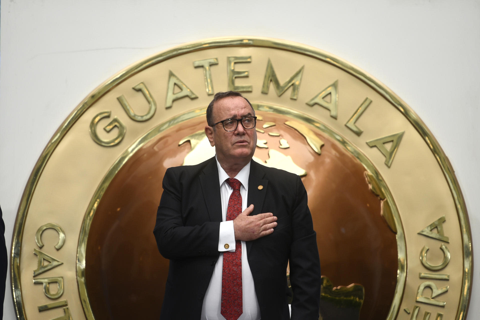 El presidente de Guatemala vuelve a prometer una transición sin problemas ante la OEA