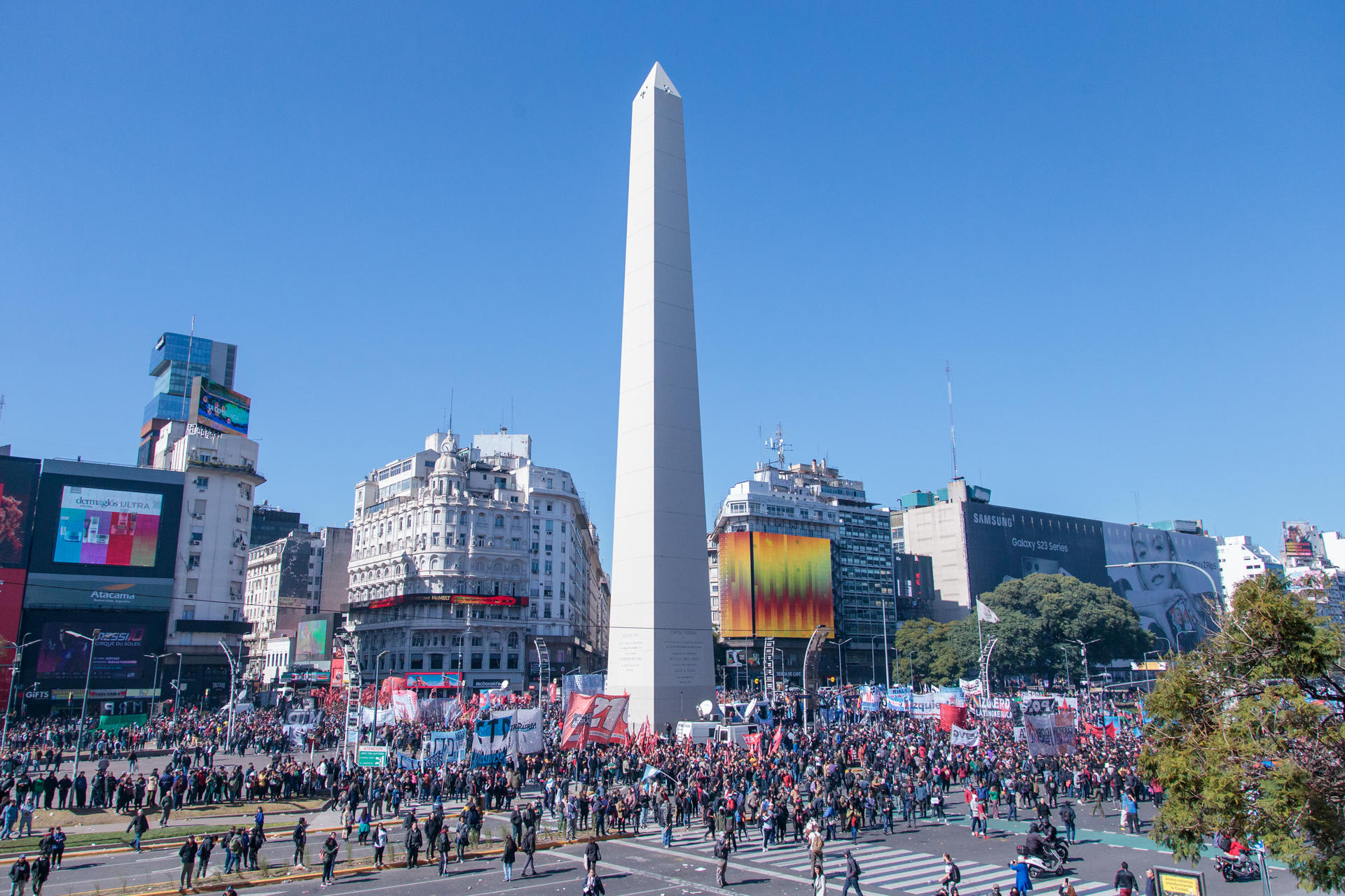 Milei quitará las ayudas sociales a quienes asistan a protestas