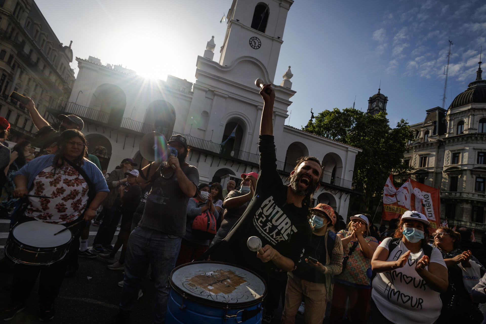 Gritos contra el ajuste y temor por la inflación en la primera protesta contra Milei