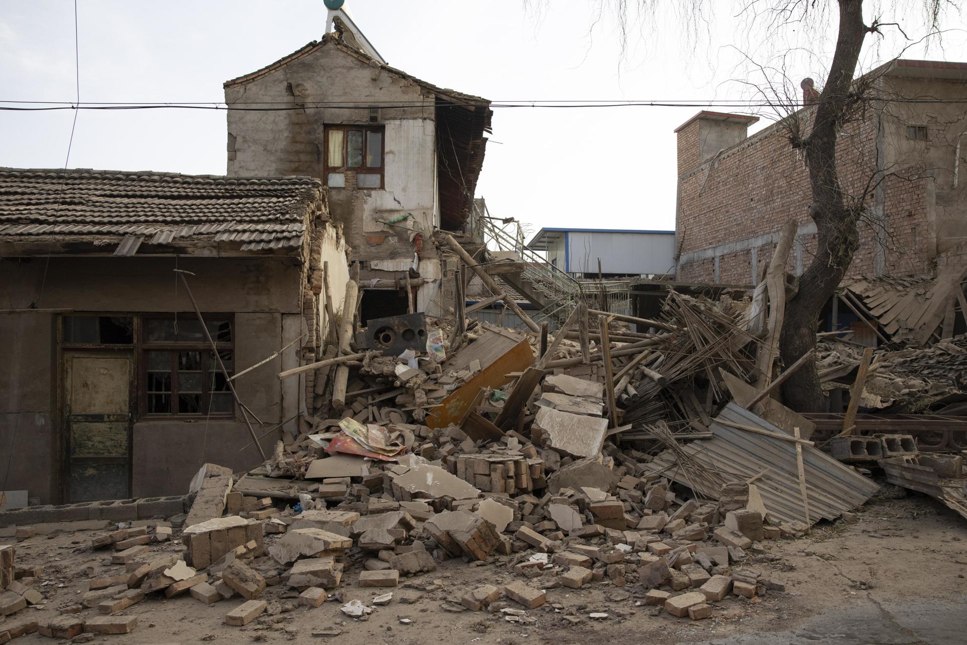 Sube a 135 el número de muertos por el terremoto en China y doce personas siguen desaparecidas