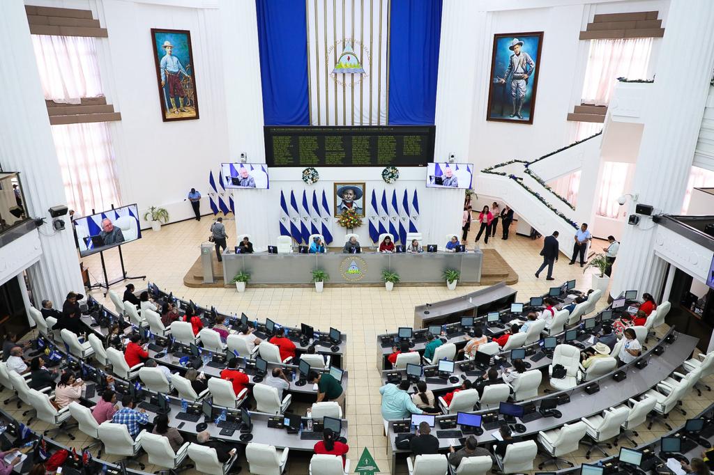 El Ejército de Nicaragua hace negocio con canastas navideñas para diputados: encargaron chocolates, uvas y pollo ahumado como compra de “emergencia”
