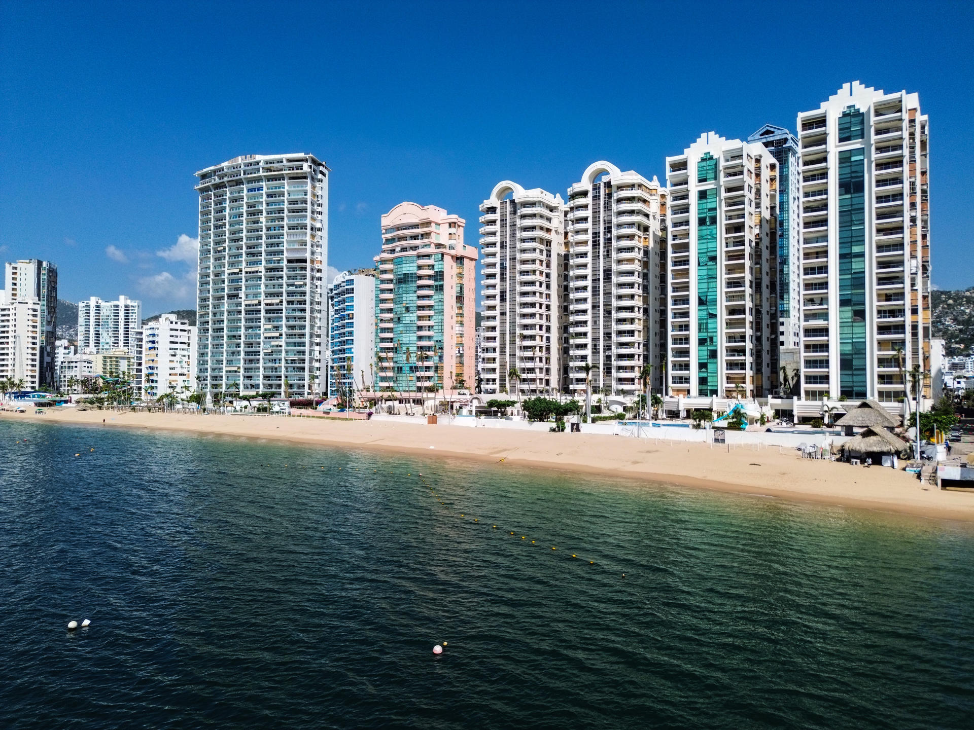 Restauranteros y empresarios de Acapulco están preocupados por playas vacías tras huracán
