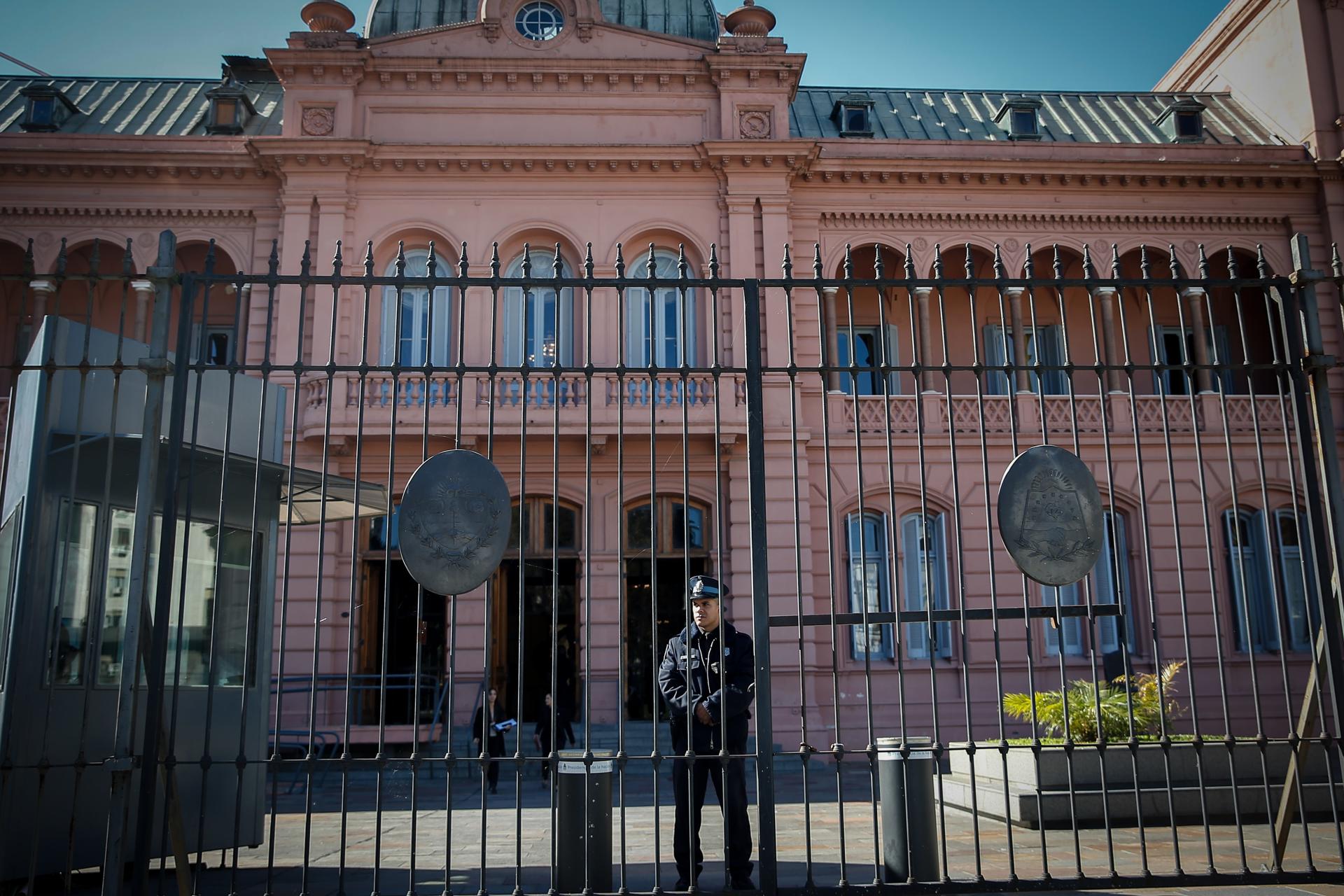 Argentina no renovará 5.000 contratos públicos y revisará un millón de planes sociales