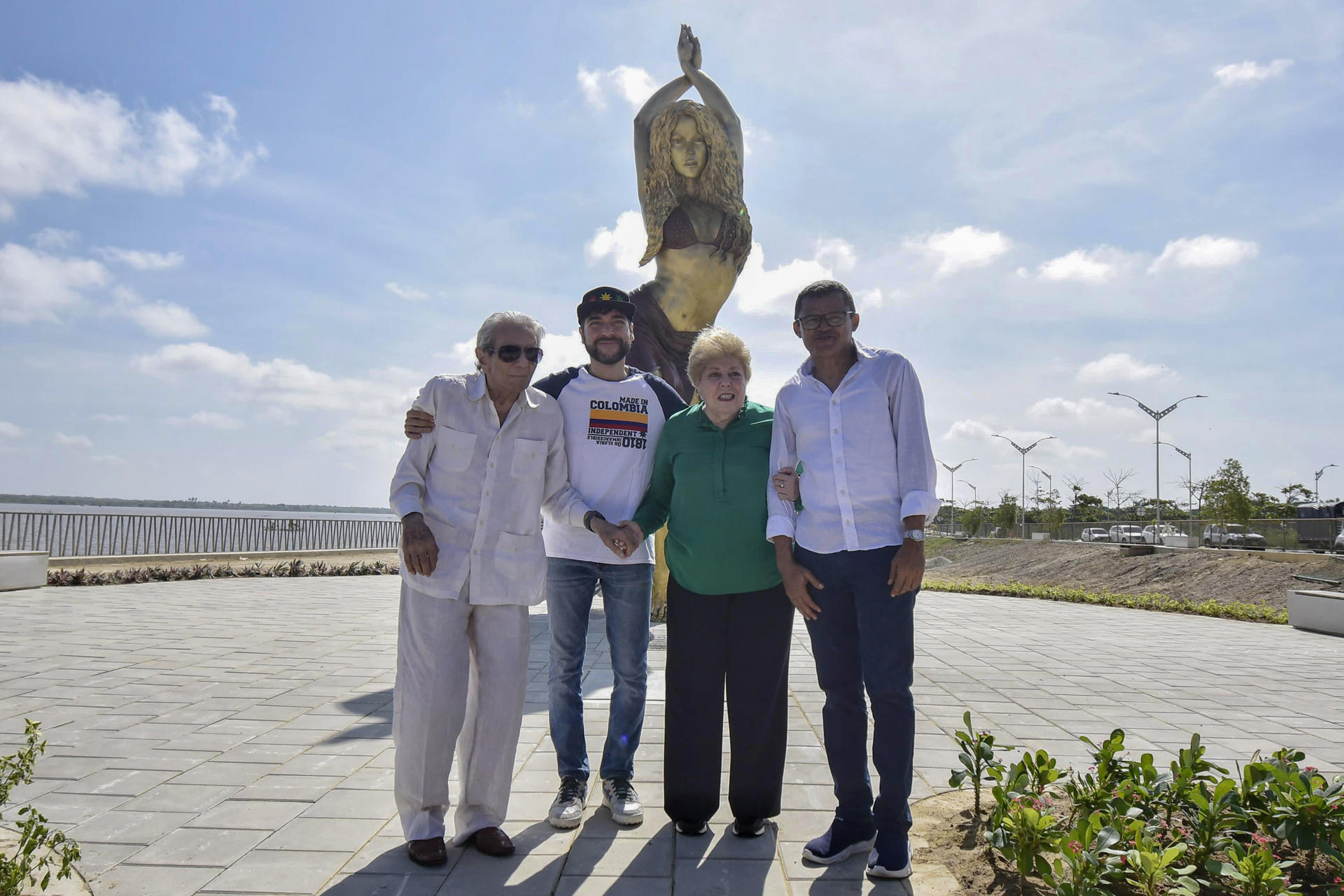Barranquilla rinde un homenaje a Shakira con una estatua de bronce de más de 6 metros