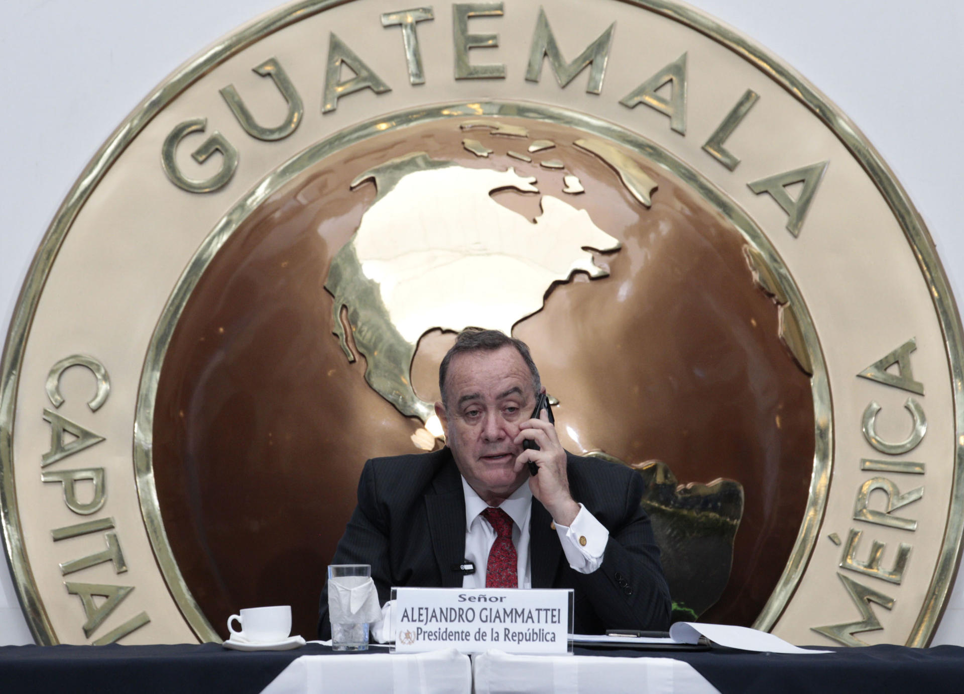 Giammattei autoriza la seguridad para su círculo cercano al entregar el poder en Guatemala