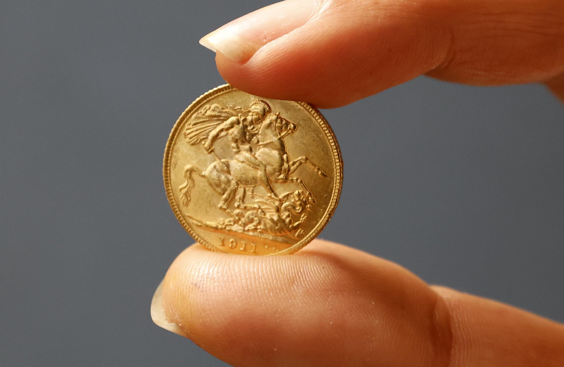 El oro sigue a la baja tras registrar máximos históricos de 3.045,34 dólares por onza