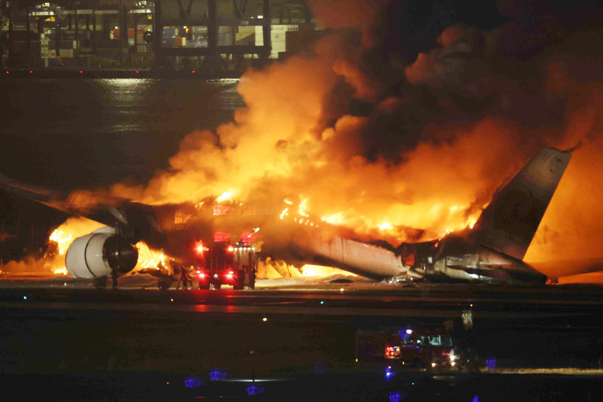 Horror en un aeropuerto de Tokio: un avión con 379 ocupantes se incendia al chocar con nave militar