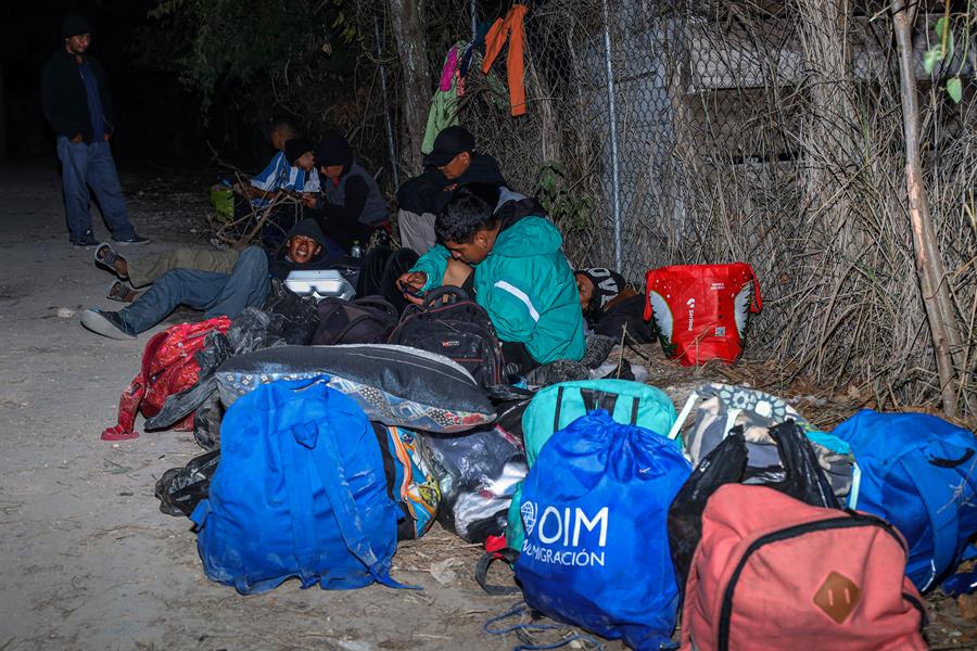 Migrantes denuncian que autoridades mexicanas los abandonaron tras prometer visas